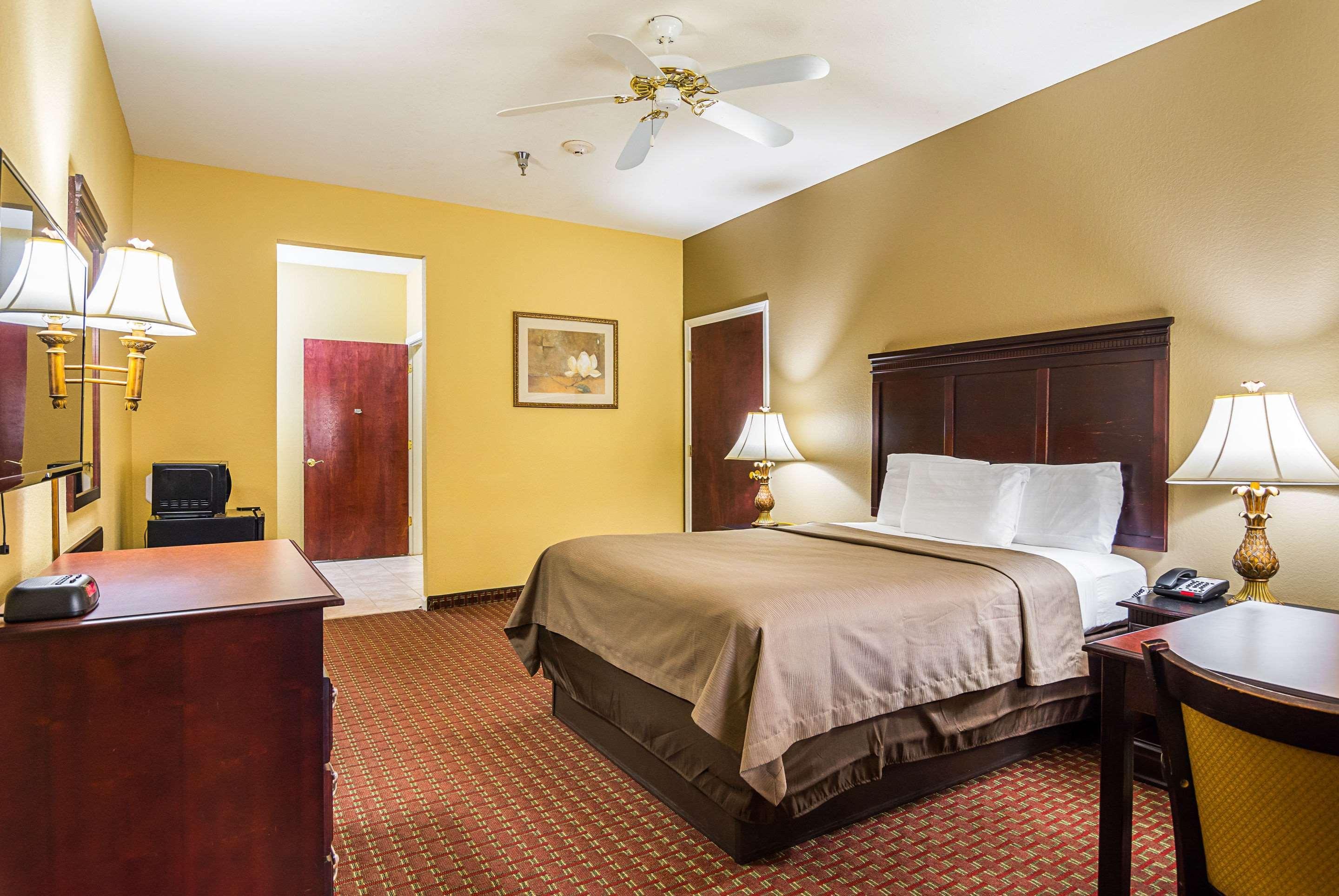 Econo Lodge Inn & Suites Bryant Dış mekan fotoğraf