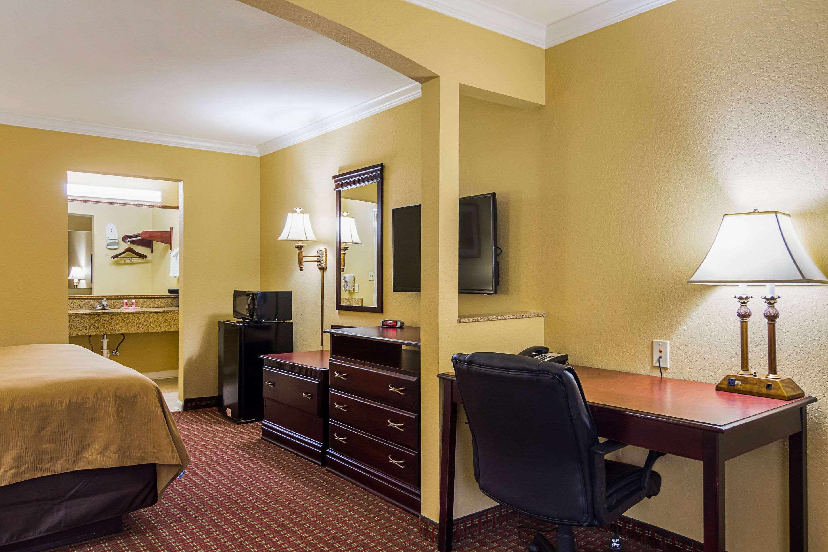 Econo Lodge Inn & Suites Bryant Dış mekan fotoğraf