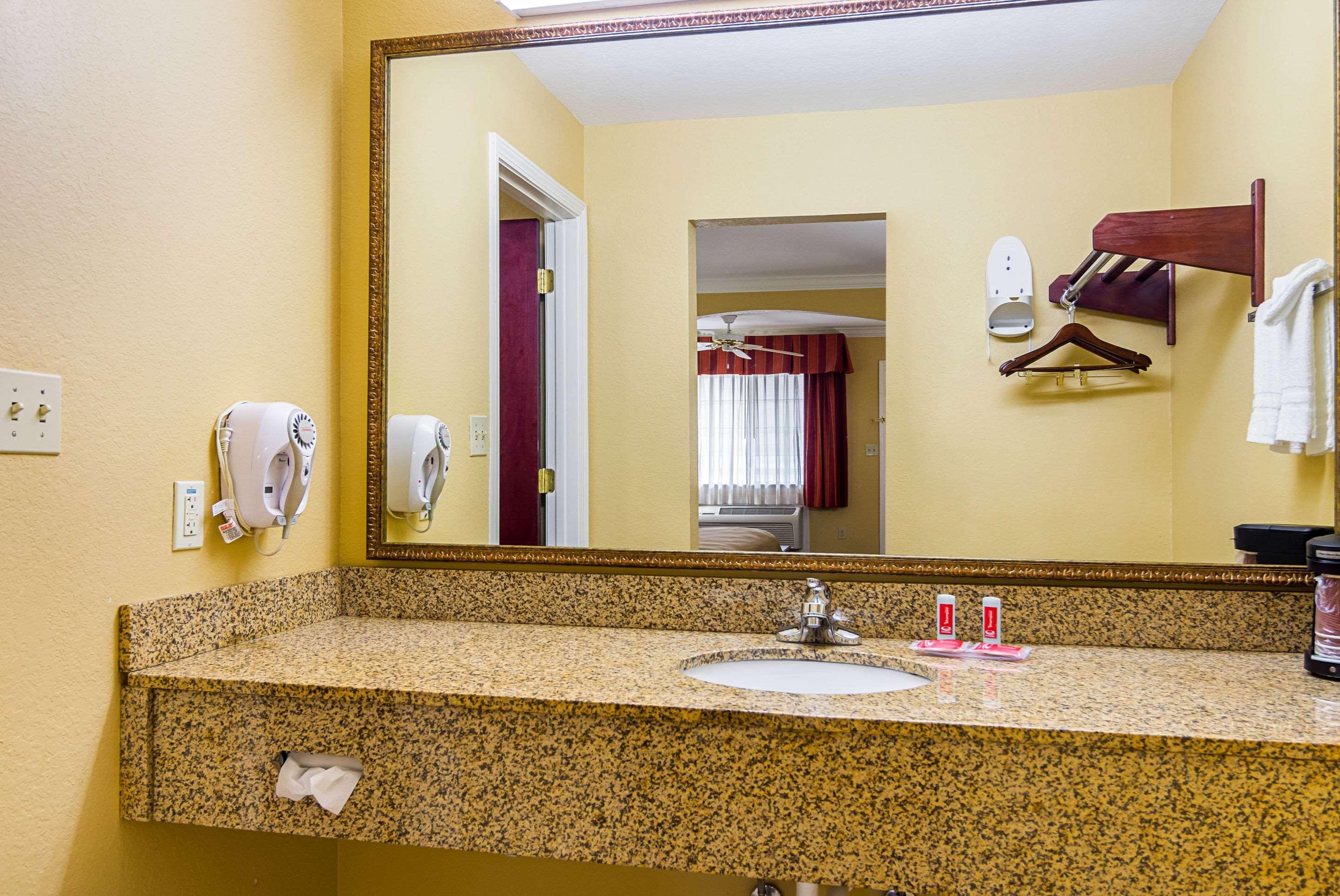Econo Lodge Inn & Suites Bryant Dış mekan fotoğraf